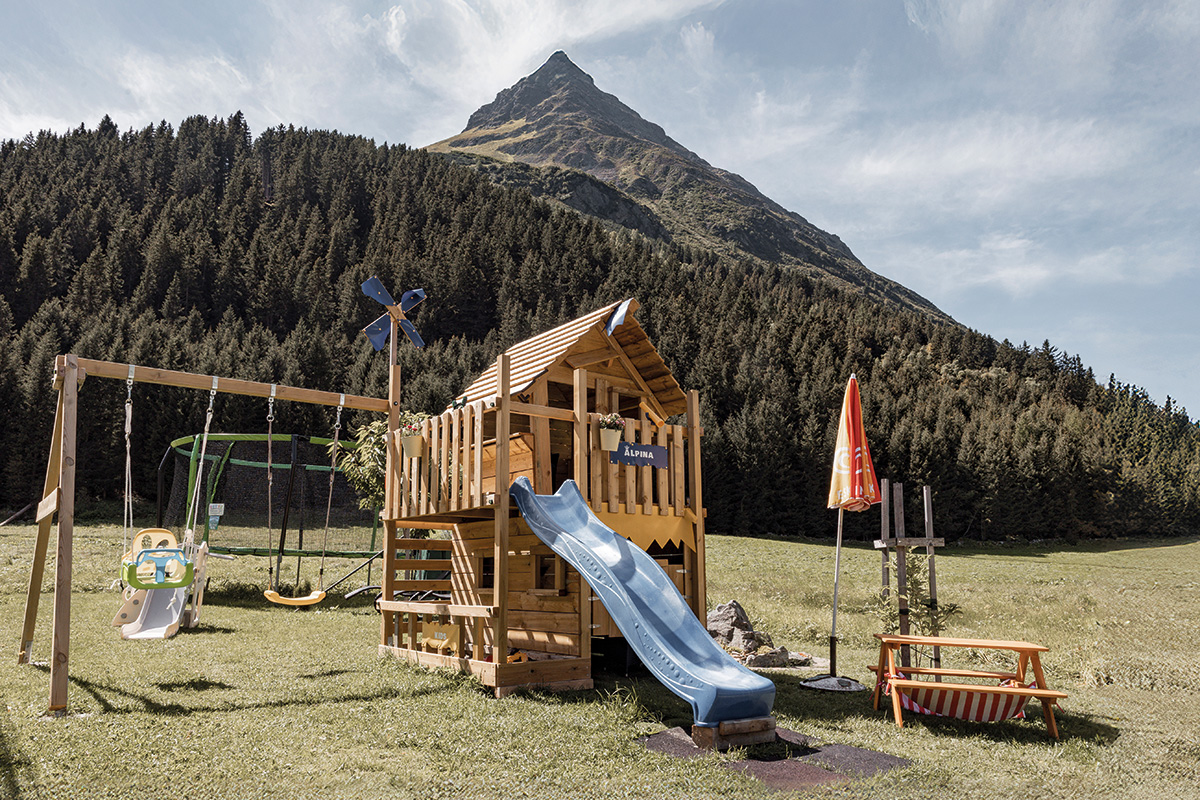 Spiel1 Sandkasten mit viel Spielzeug - draußen im Grünen.